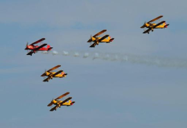 Swiss Bücker Squadron Einzigartige Doppeldecker-Formation