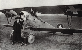 Flieger-Leutnant Oskar Bider mit seinem Dienstflugzeug und seiner Schwester Leny