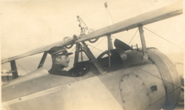 Flieger-Leutnant Oskar Bider vor dem Start mit seinem Dienstflugzeug der schweizer Luftwaffe