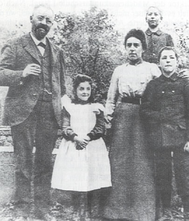 Familie Jakob Bider, Vater und Mutter des Fliegers mit ihren Kindern. Oskar im Hintergrund rechts oben