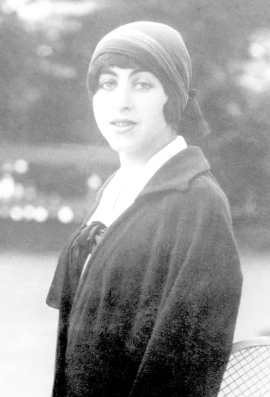 Helene Leny Bider auf Tennisplatz, ca 1918